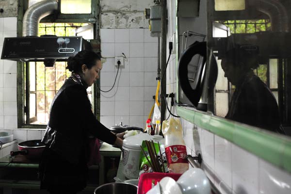 Woman taxi driver doing the rounds in Fuzhou