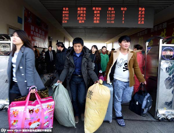 Migrant workers return home ahead of Spring Festival travel peak