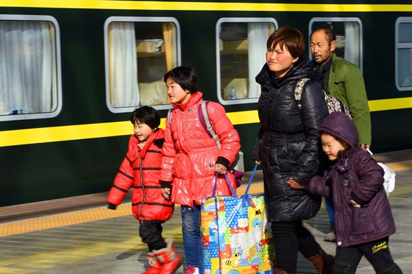 Migrant workers return home ahead of Spring Festival travel peak