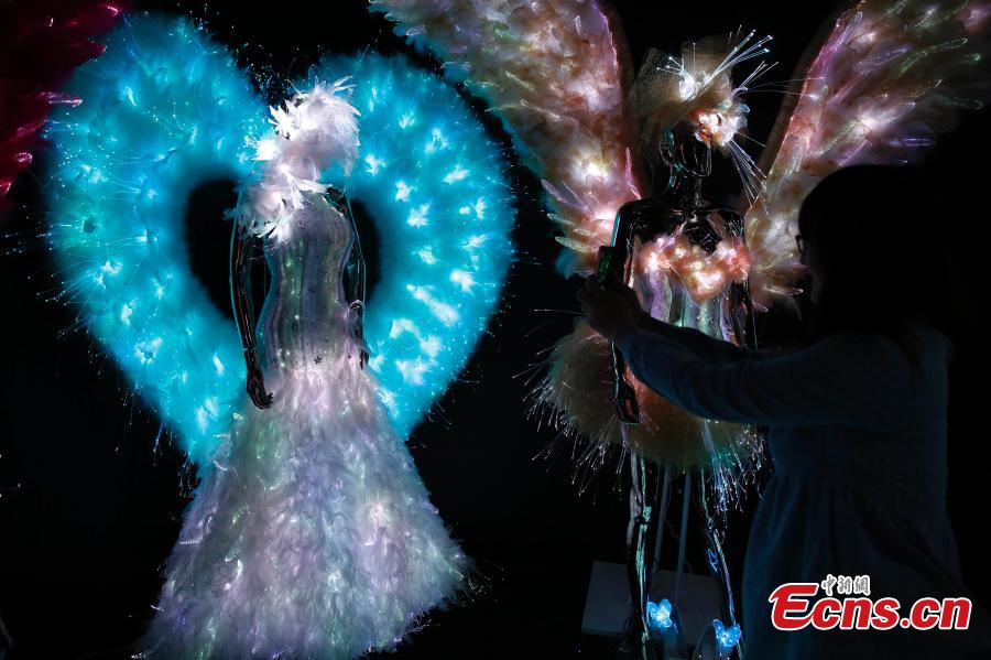 Illuminating wedding dress lightens Shanghai expo