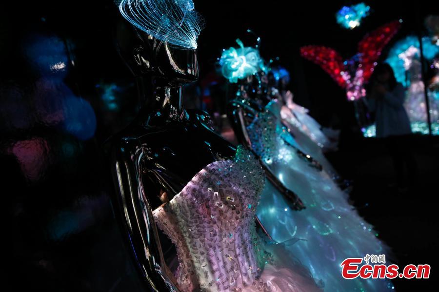 Illuminating wedding dress lightens Shanghai expo