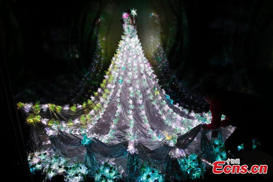 Illuminating wedding dress lightens Shanghai expo