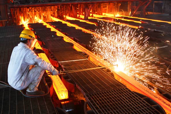 China's Jan manufacturing PMI falls to 28-month low