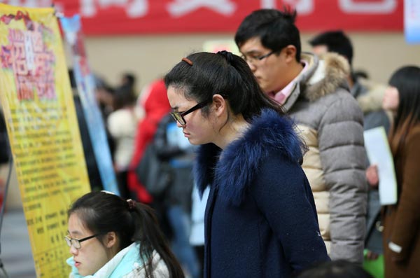 Graduates swarm to job fair in Jiangsu province