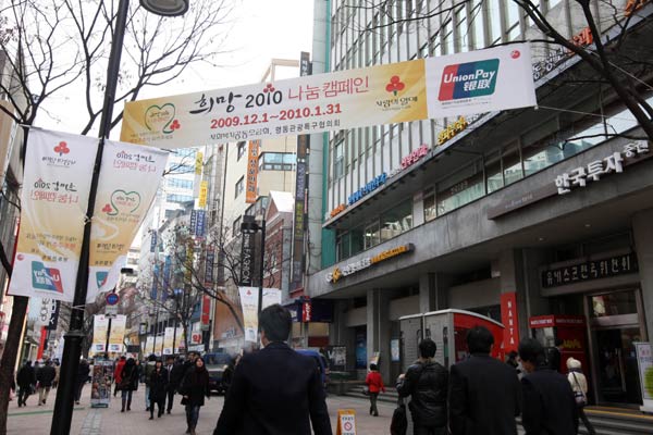 UnionPay cross-border transactions surge in Spring Festival spree