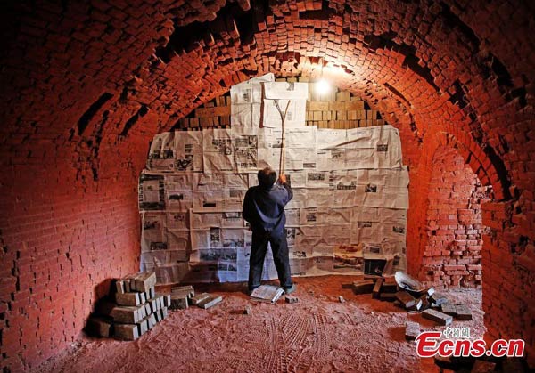 Traditional way of baking bricks in Hubei continues