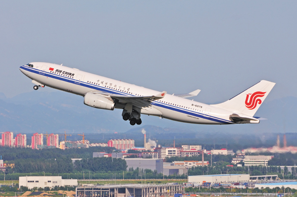 Net profits of China's four major airlines surge due to oil price slump