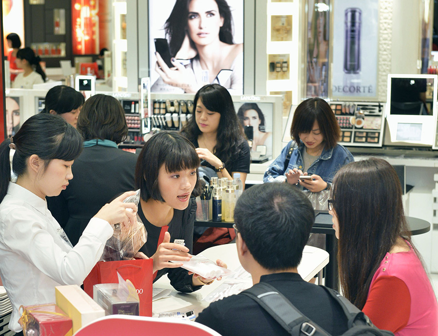 Chinese spending spree drives Japanese economy