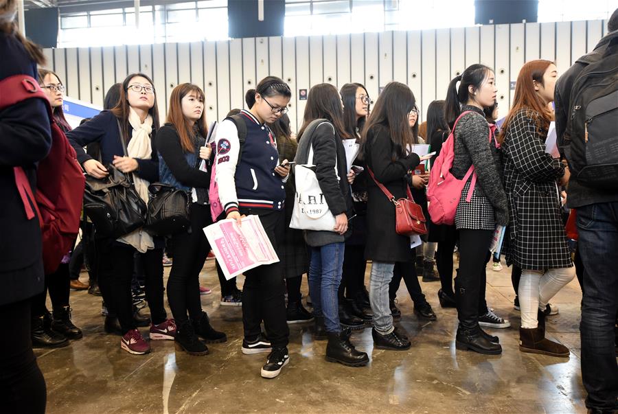 Students crowd job fair in East China's Nanjing