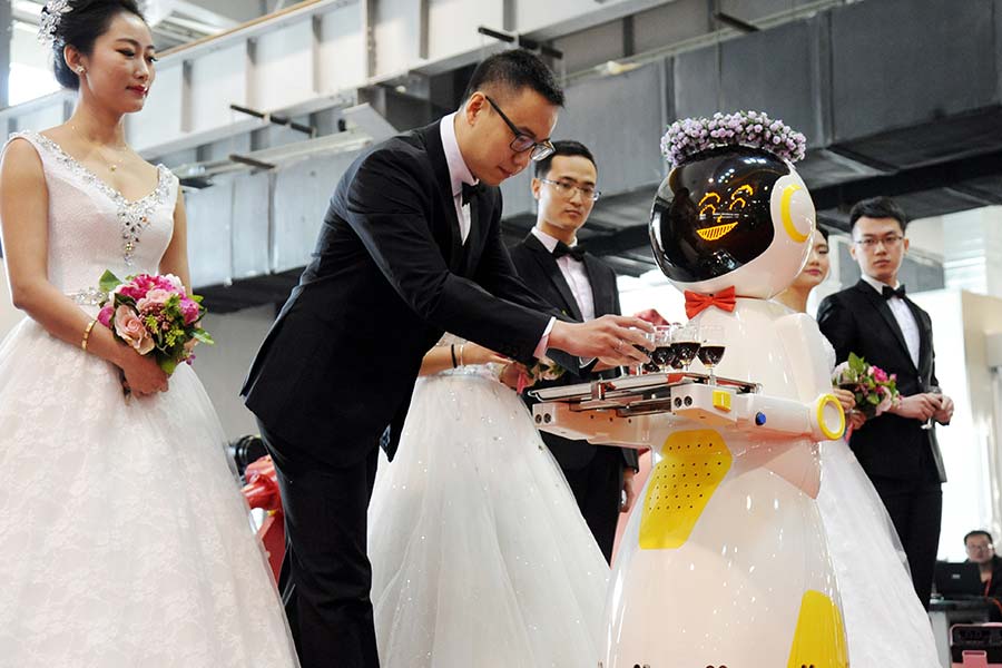 Robots serve at group wedding ceremony in Shenyang