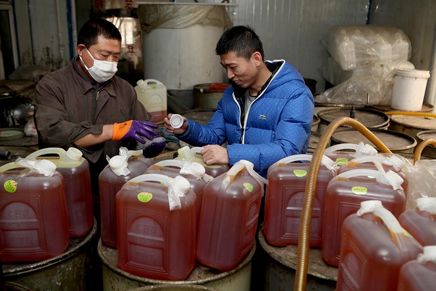 Father and son run oil mill in Jilin province