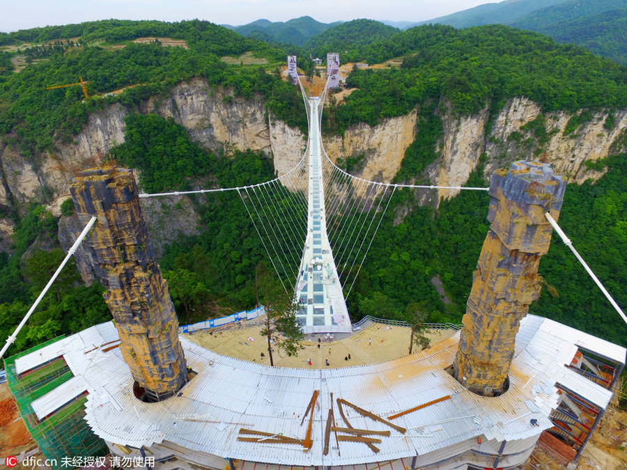 World's longest glass-bottomed bridge takes shape in Hunan