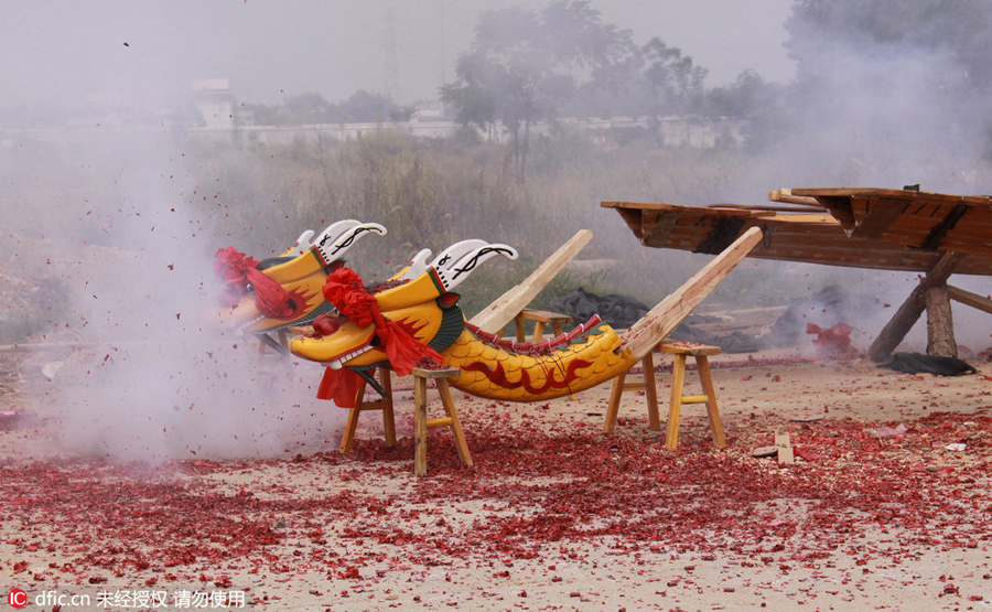 Elderly man carries on 1,000-year old dragon boat craft