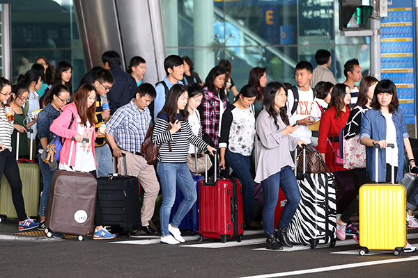 Outbound travelers shrug off declines in yuan value