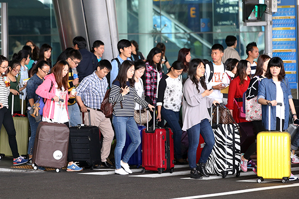 Outbound travelers shrug off declines in yuan va