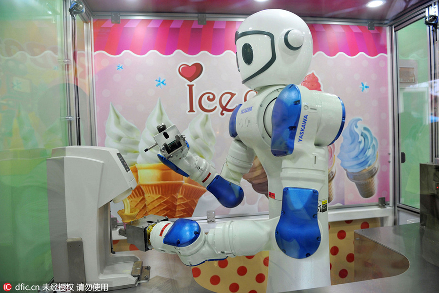 Amazing robots work hard at Qingdao beer fest