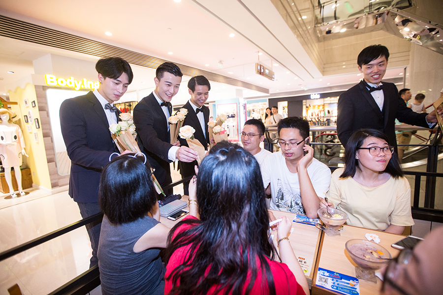 Handsome men send roses to celebrate Chinese Valentine's Day