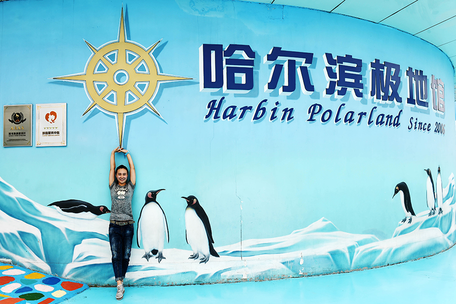 Post-90's girl performs with beluga whale at Harbin Polarland