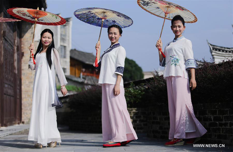 Han-style costumes presented during traditional dress show in SW China