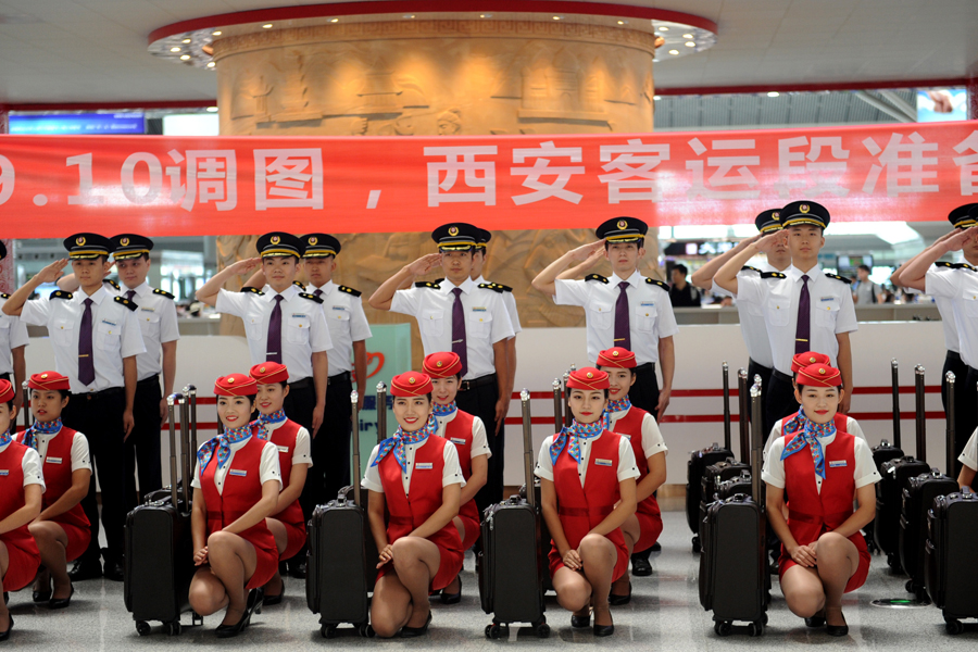 Bullet train attendants strut new look in Xi'an