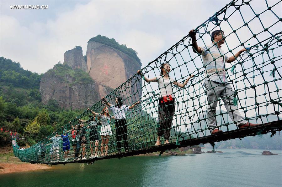 Chinese spending on shopping, food hit record high during National Day holiday