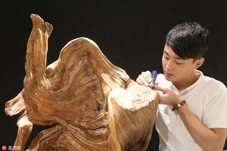 Carver finds fame, money in wood sculptures