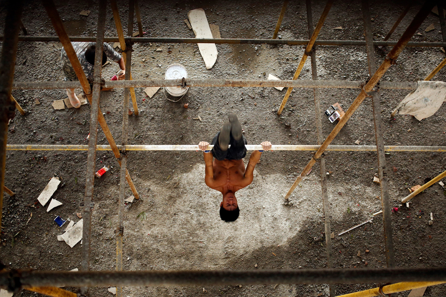 Six-pack abs turn construction worker into online celebrity