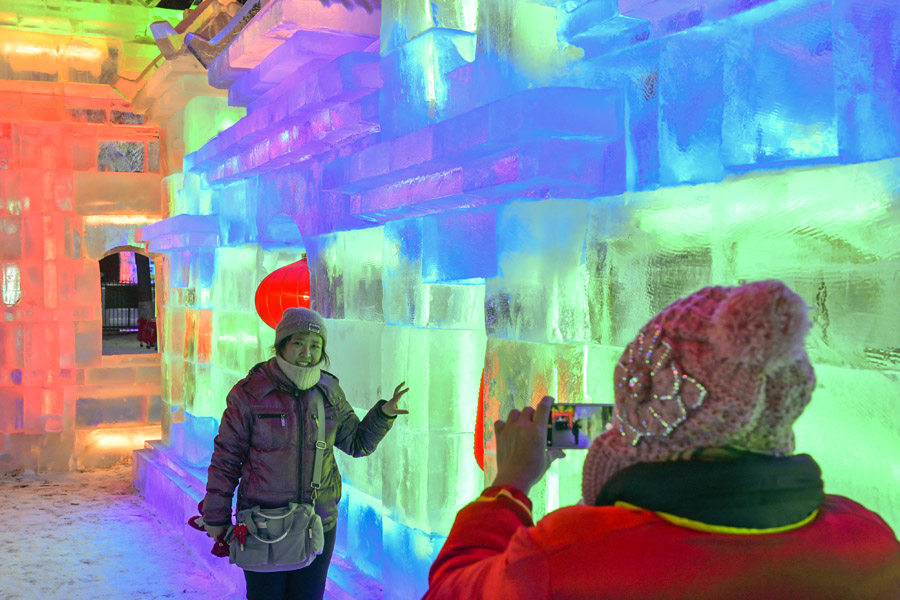 Snow sculptures and ice lanterns heat up Harbin