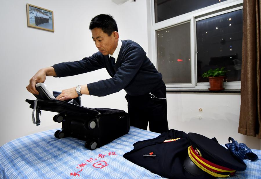 People behind <EM>chunyun</EM>