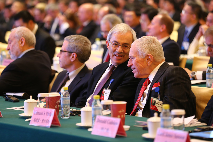 Global minds share insights into China's economic transformation