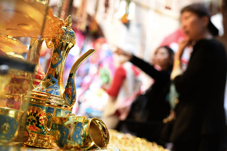 Xinjiang's International Grand Bazaar attracts tourists