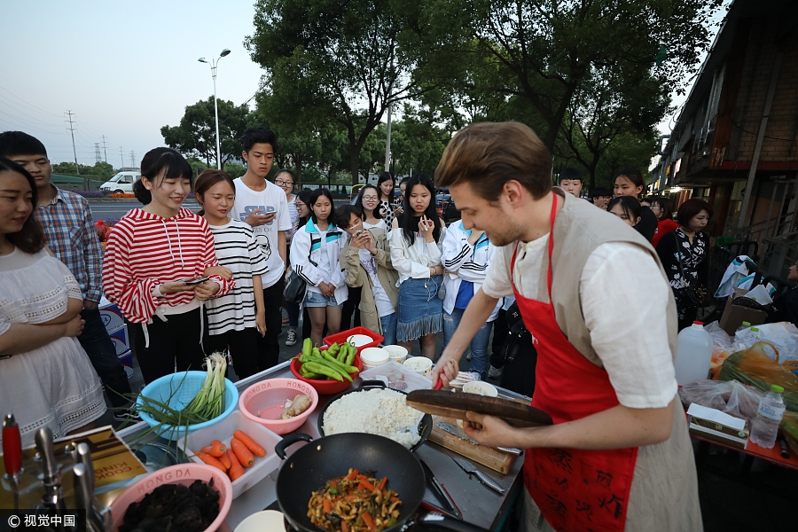 Russian cooks Chinese dishes in Hangzhou