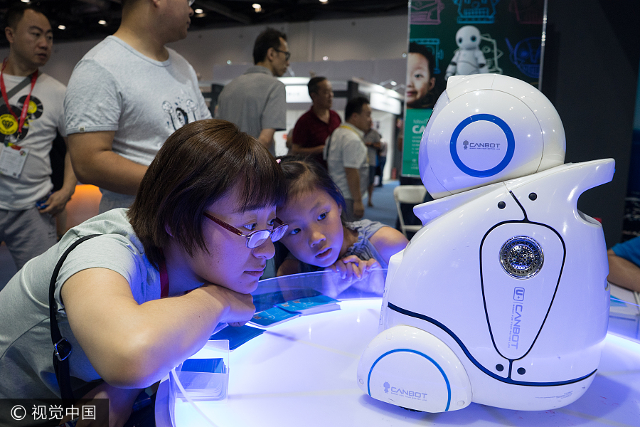 Robots, VR take spotlight at electronics expo in Beijing