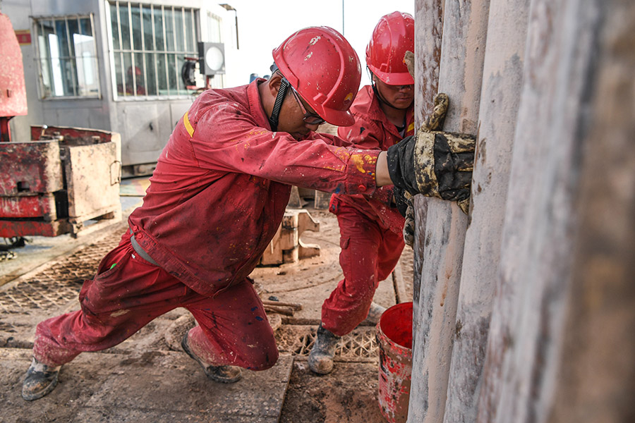 Working up a sweat: Outdoor workers endure heat wave