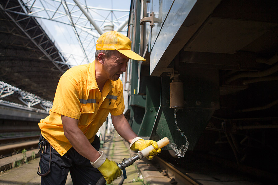 Working up a sweat: Outdoor workers endure heat wave
