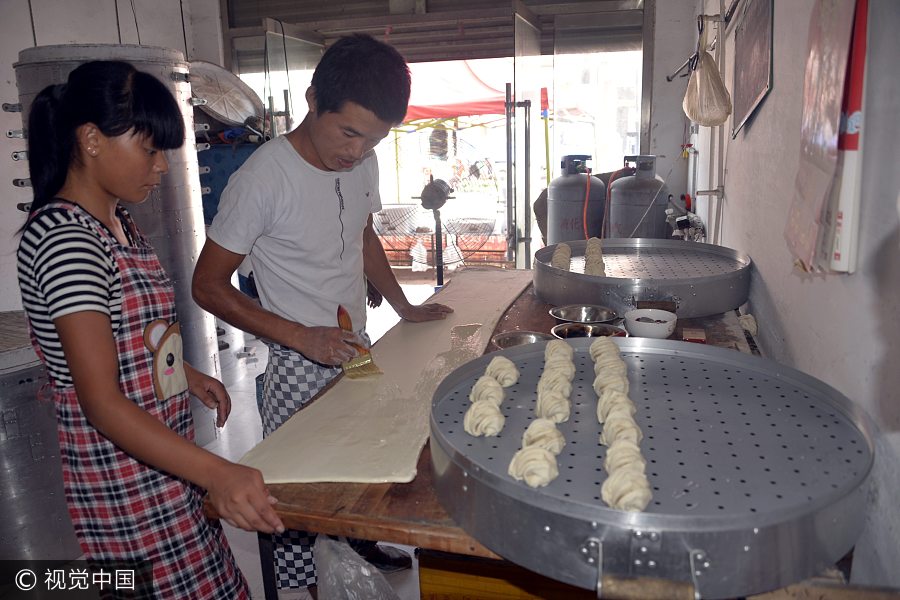 Young entrepreneurs sell steamed bread like hotcakes