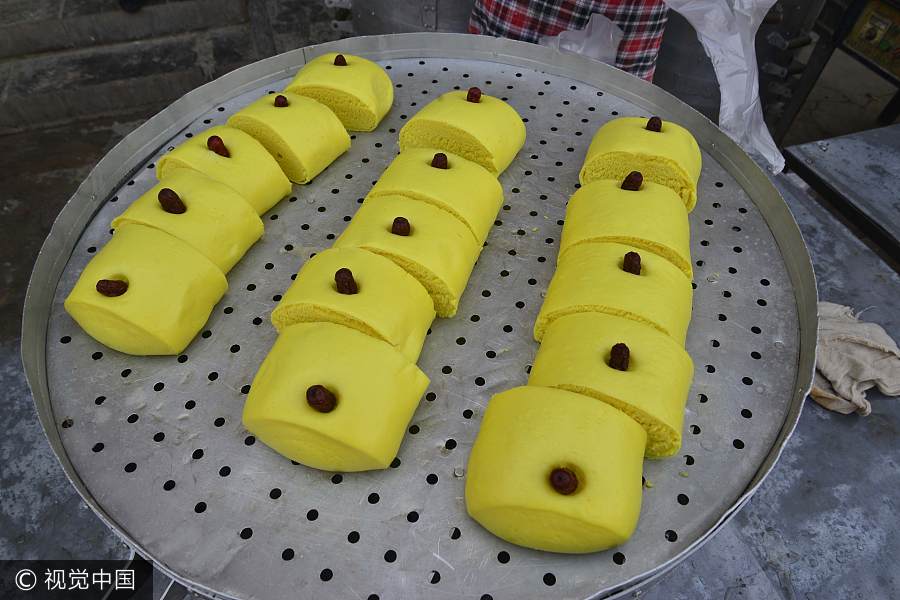 Young entrepreneurs sell steamed bread like hotcakes