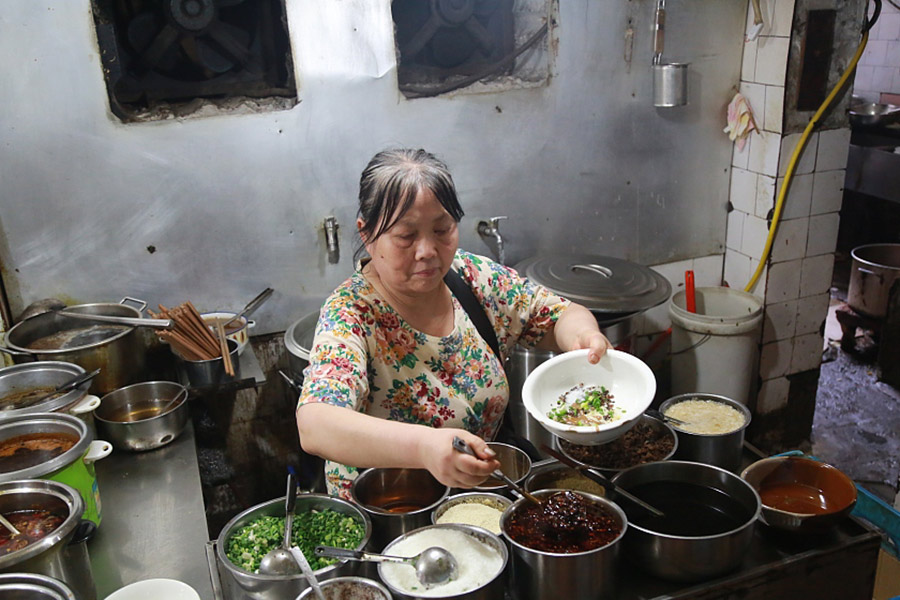 Chongqing 24-hour restaurant earns family four houses