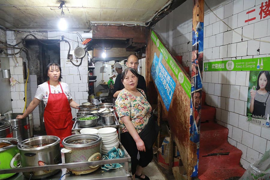 Chongqing 24-hour restaurant earns family four houses