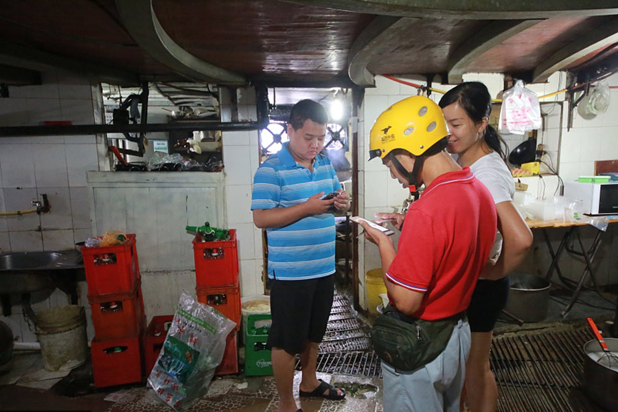 Chongqing 24-hour restaurant earns family four houses