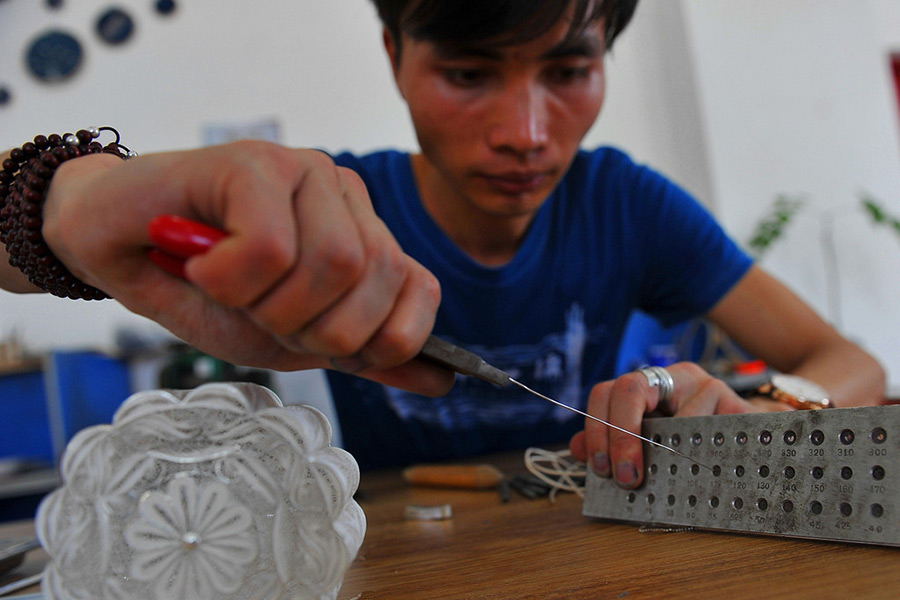 Hand-made silver mooncakes eagerly sought at market