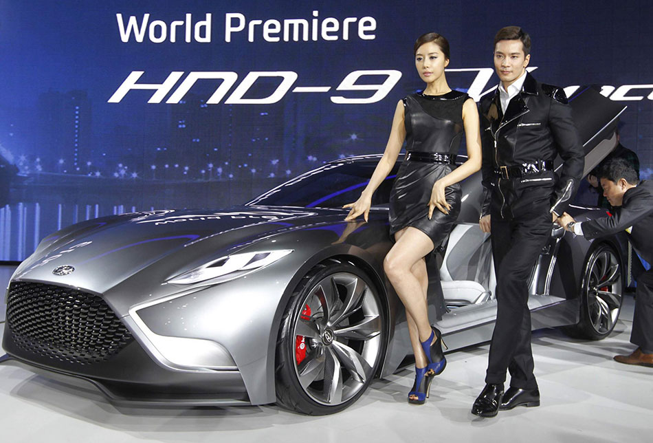 Models and cars at Seoul auto show