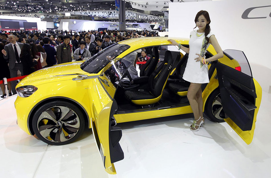 Models and cars at Seoul auto show