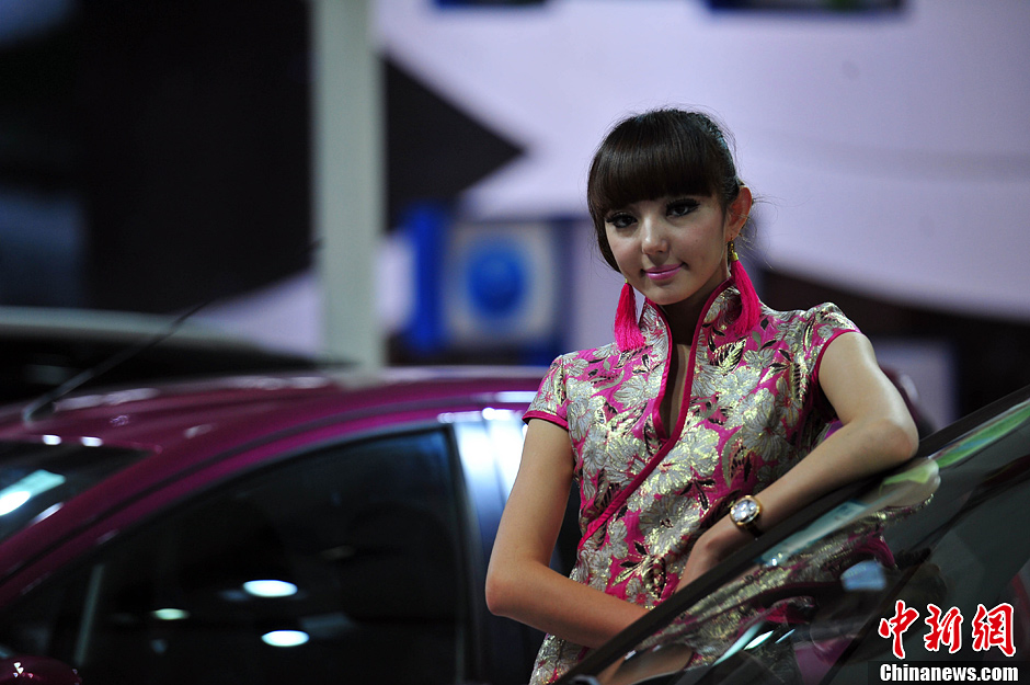 Glamorous models pose at Shenyang auto show