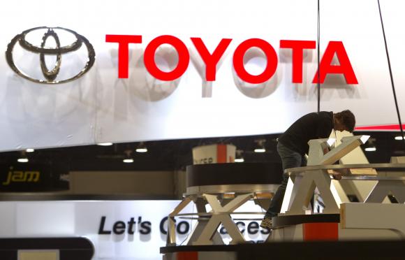 Toyota eyes record profit for fiscal year '13