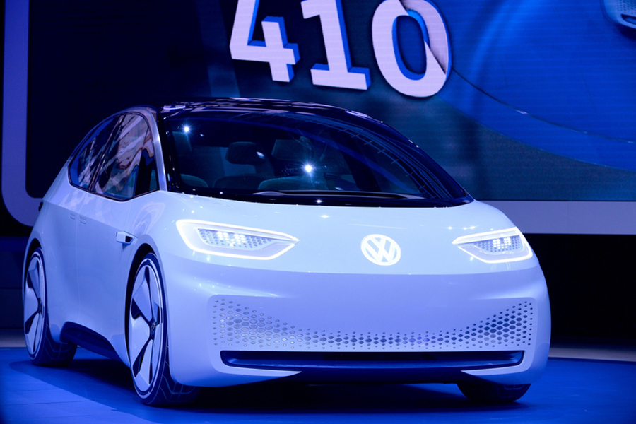 New energy cars shine at Paris Motor Show