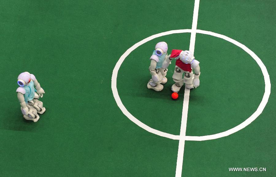 Robots kick off football match in Hefei