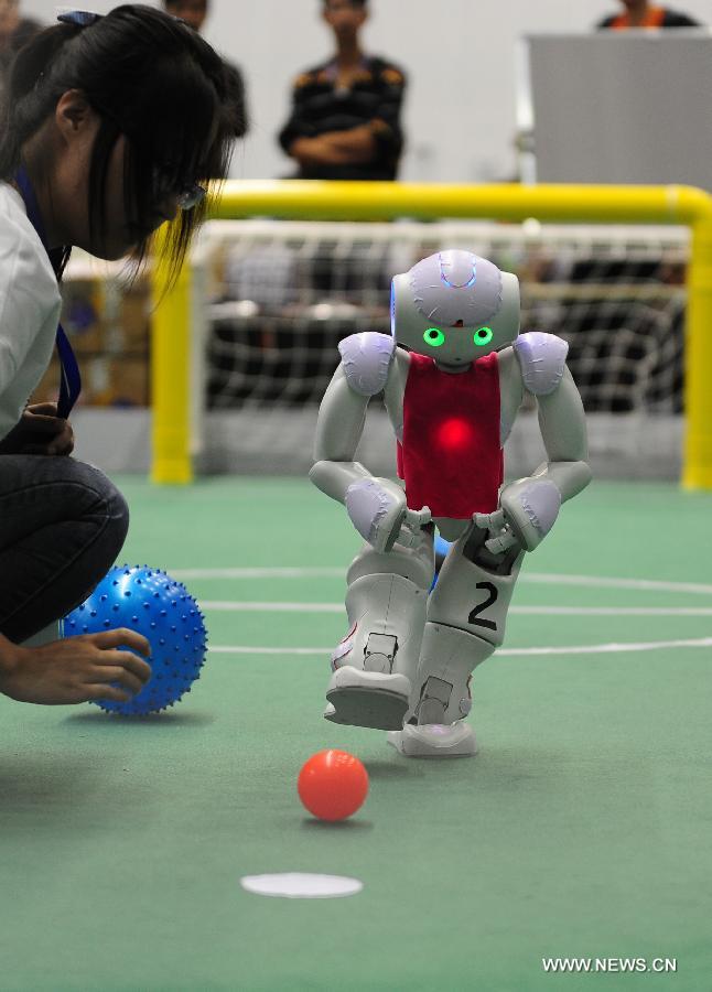 Robots kick off football match in Hefei