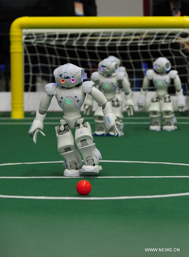 Robots kick off football match in Hefei