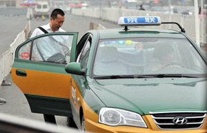 Beijing regulates cabbies' use of taxi-hailing apps